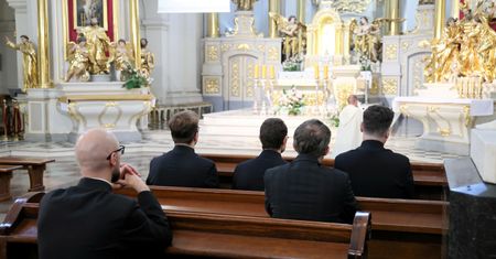 Biskupi chcą spotkań w parafiach. Inny cel, niż religia w szkołach