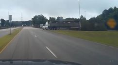 Ciężarówka ze złomem na drodze. Kierowca nagrał, co stało się kilka sekund później