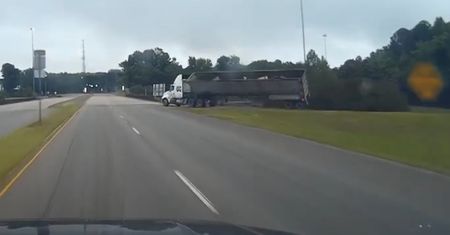 Ciężarówka ze złomem na drodze. Kierowca nagrał, co stało się kilka sekund później