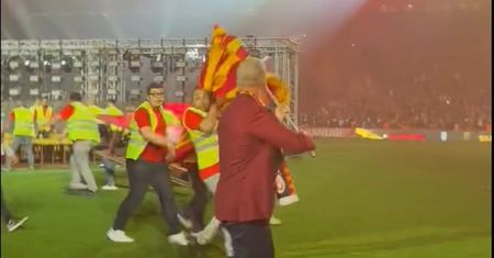 Zachwycony machał flagą. Skończyło się komiczną wpadką