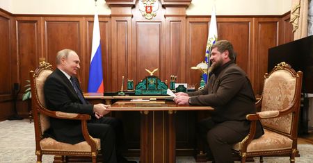Nowe nagranie z Kremla. Putin trzyma stół, Kadyrow cały się trzęsie
