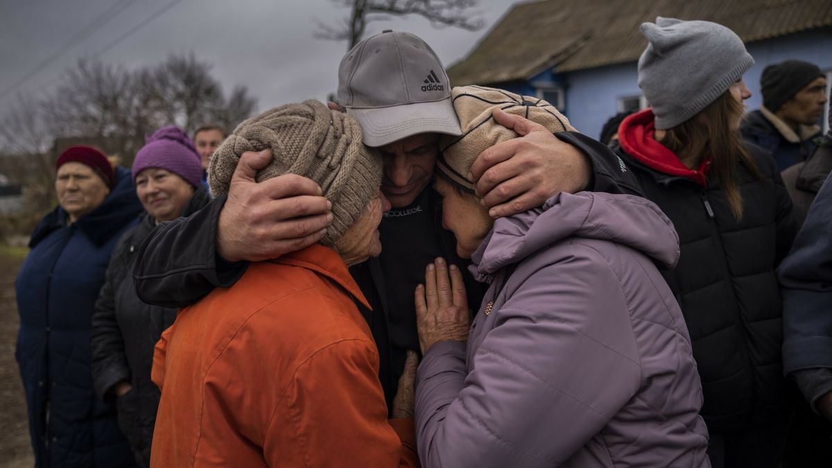 Ukraina - arch
In the village of Tsentralne, Ukrainian family members reunite for the first time since Russian troops withdraw from the Kherson region, southern Ukraine, Sunday, Nov. 13, 2022. Ukraine's retaking of Kherson was a significant setback for the Kremlin and it came some six weeks after Russian President Vladimir Putin annexed the Kherson region and three other provinces in southern and eastern Ukraine ? in breach of international law ? and declared them Russian territory. (AP Photo/Bernat Armangue)
Bernat Armangue