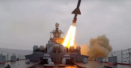 Putin i "głupie bomby". Ekspert o problemach rosyjskiej armii: będą strzelać na oślep