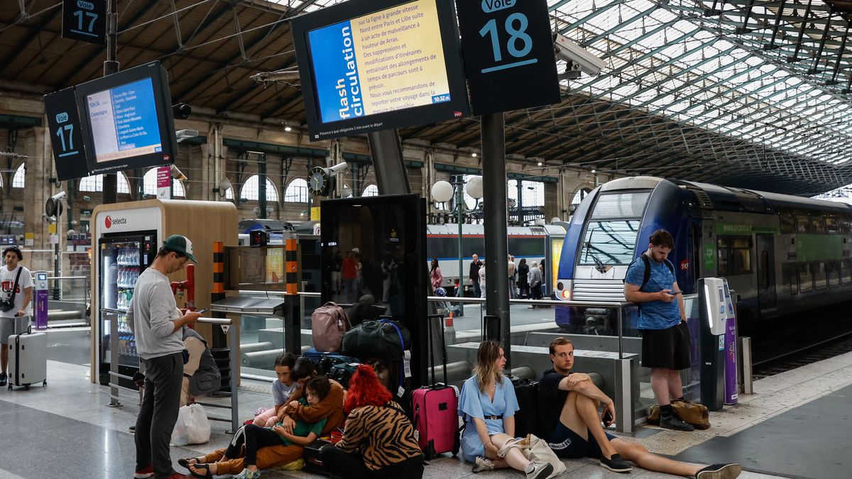 Stranded passengers wait inside Gare du Nord station in Paris, France, 26 July 2024. France's high speed rail network TGV was severely disrupted on 26 July following a 'massive attack', according to train operator SNCF, just hours before the opening ceremony of the Paris 2024 Olympic games. French Transport Minister Patrice Vergriete condemned 'these criminal actions' saying that they would 'seriously disrupt traffic' until this weekend. Around 800,000 passengers are expected to be affected over the weekend. EPA/MAST IRHAM Dostawca: PAP/EPA.