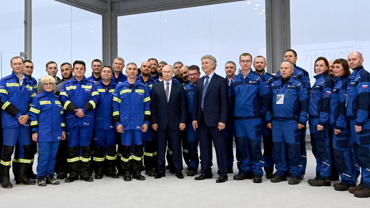 Szef Novateku Leonid Michelson i Władimir Putin podczas uruchomienia pierwszej linii do upłynniania gazu w Arctic LNG 2, lipiec 2023 roku