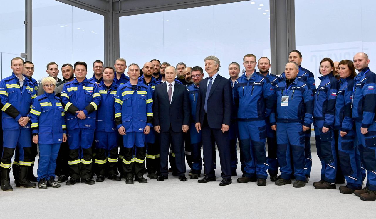 Novatek's boss Leonid Michelson and Vladimir Putin during the launch of the first liquefaction line at Arctic LNG 2, July 2023.