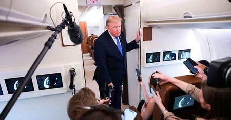 Trump przyznaje: Pomagamy Japonii wesprzeć jena