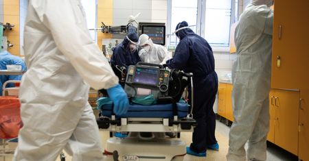 Kłopoty z rządowymi respiratorami. Miesiąc czekali na montaż