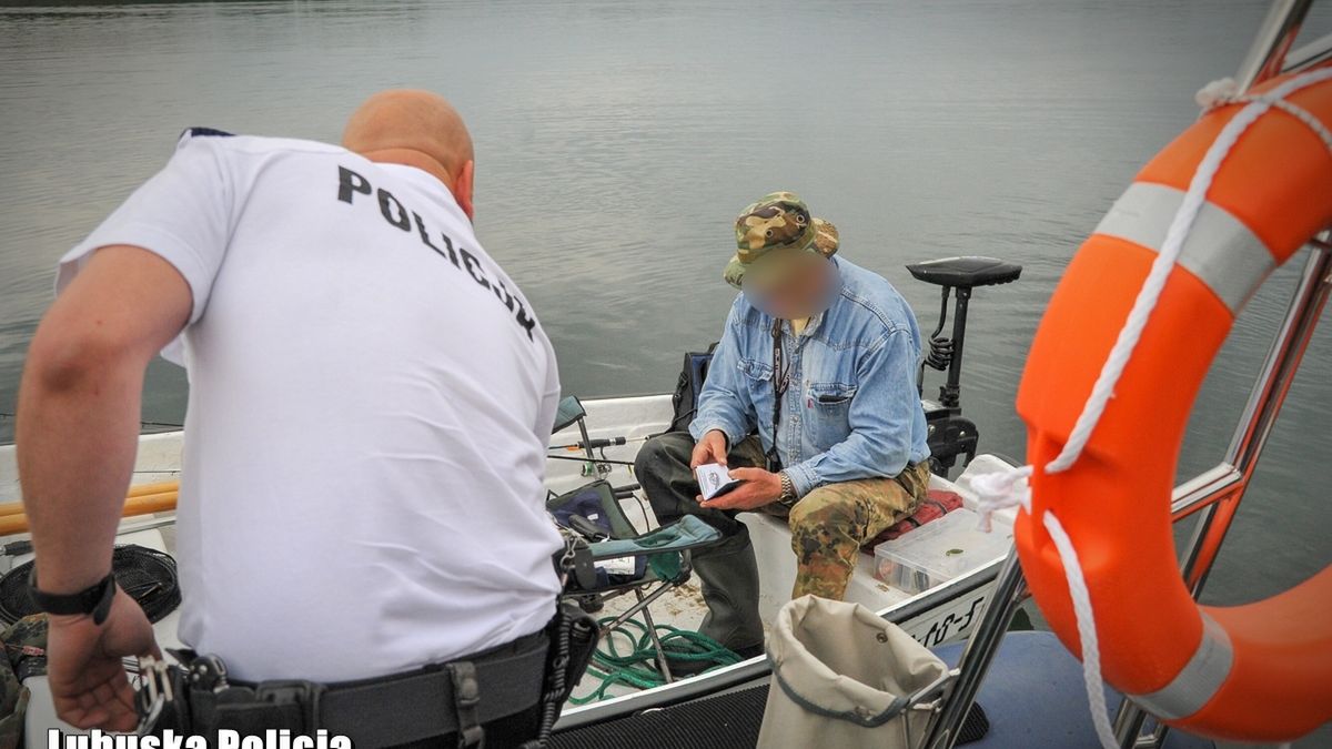 Policja prowadzi kontrole również na zbiornikach wodnych. Sprawdzają nie tylko karty wędkarskie (zdjęcie ilustracyjne)