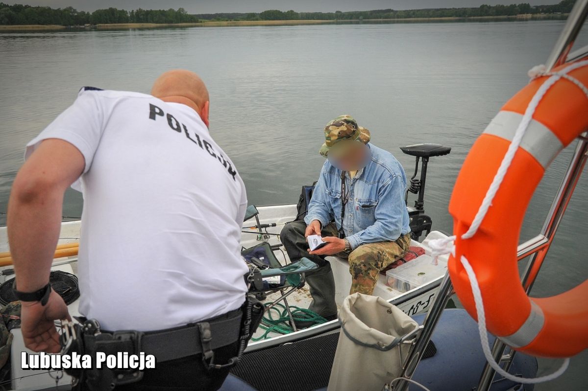 Policja prowadzi kontrole również na zbiornikach wodnych. Sprawdzają nie tylko karty wędkarskie (zdjęcie ilustracyjne)