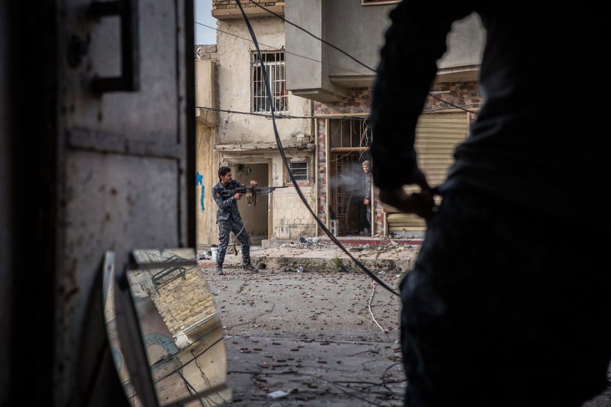 Irakijska policja ostrzeliwuje pozycję ISIS w zachodnim Mosulu.