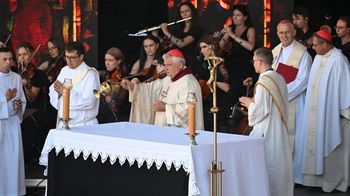 Kardynał Krajewski do młodych w Rzymie: "Kościół jak sieć, przygarnia wszystkich"