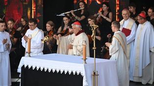 Kardynał Krajewski do młodych w Rzymie: "Kościół jak sieć, przygarnia wszystkich"