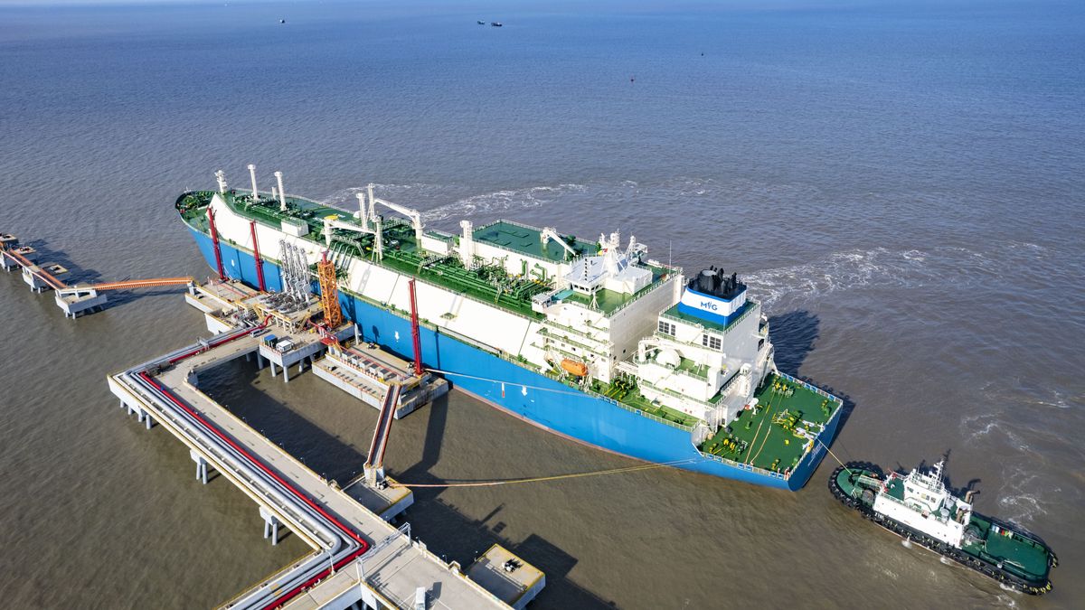 QIDONG, CHINA - DECEMBER 05 2021: A ship carrying LNG from Australia works at the pier of an LNG station belonging to Guanghui Energy in Qidong city in east Chinas Jiangsu province Sunday, Dec. 05, 2021. (Photo credit should read Feature China/Future Publishing via Getty Images)