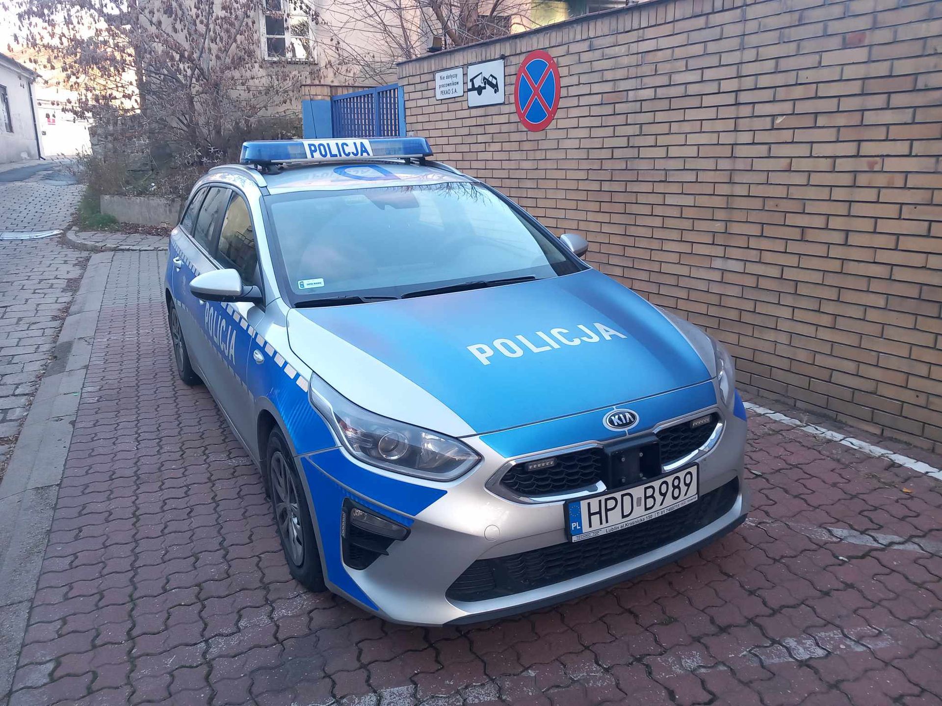 Radiowóz zaparkowany na "zakazie" pod bankiem