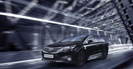 Toyota oferuje nowe pakiety stylistyczne dla modeli Avensis i Hilux