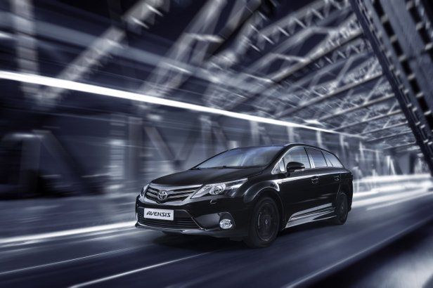 Toyota oferuje nowe pakiety stylistyczne dla modeli Avensis i Hilux