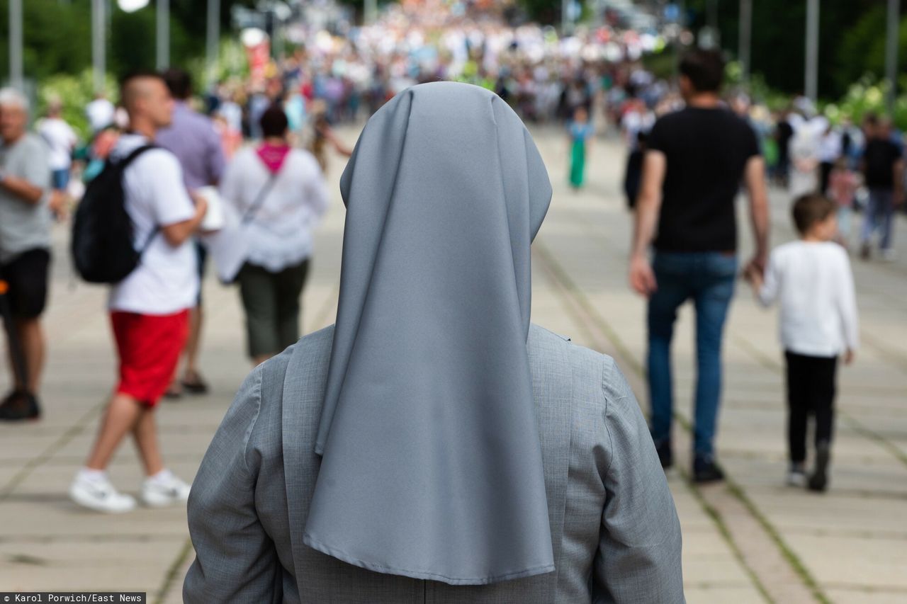 Rozmawiała z byłymi zakonnicami. "Przekraczanie granic zaczyna się powoli"