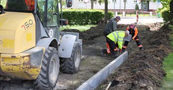 Trwa remont parkowych alejek w Szczecinku. Prace są prowadzone już na wysokości plaży miejskiej