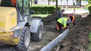 Trwa remont parkowych alejek w Szczecinku. Prace są prowadzone już na wysokości plaży miejskiej