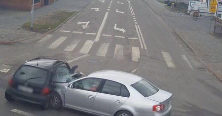 Wjechała na czerwonym świetle. Moment zderzenia zarejestrowała kamera