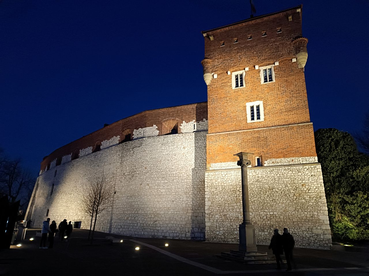 Gdy znikają wycieczki, Wawel przestaje być atrakcją. Zostaje jako punkt orientacyjny