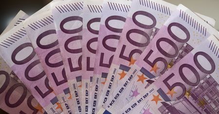 Sprzątali dom, znaleźli 600 tys. euro. Chcieli 100 tys. euro nagrody