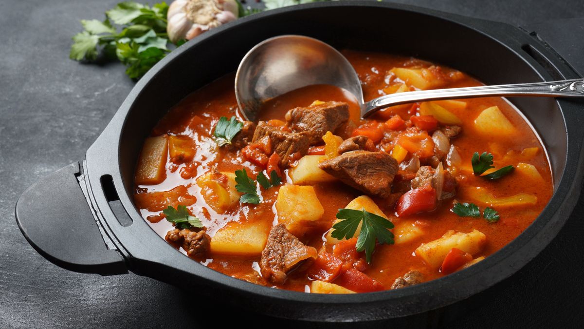 Węgierski kociołek to idealne danie jednogarnkowe
