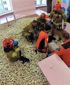 Skoczyła i nie mogła wstać. Strażacy w sali zabaw