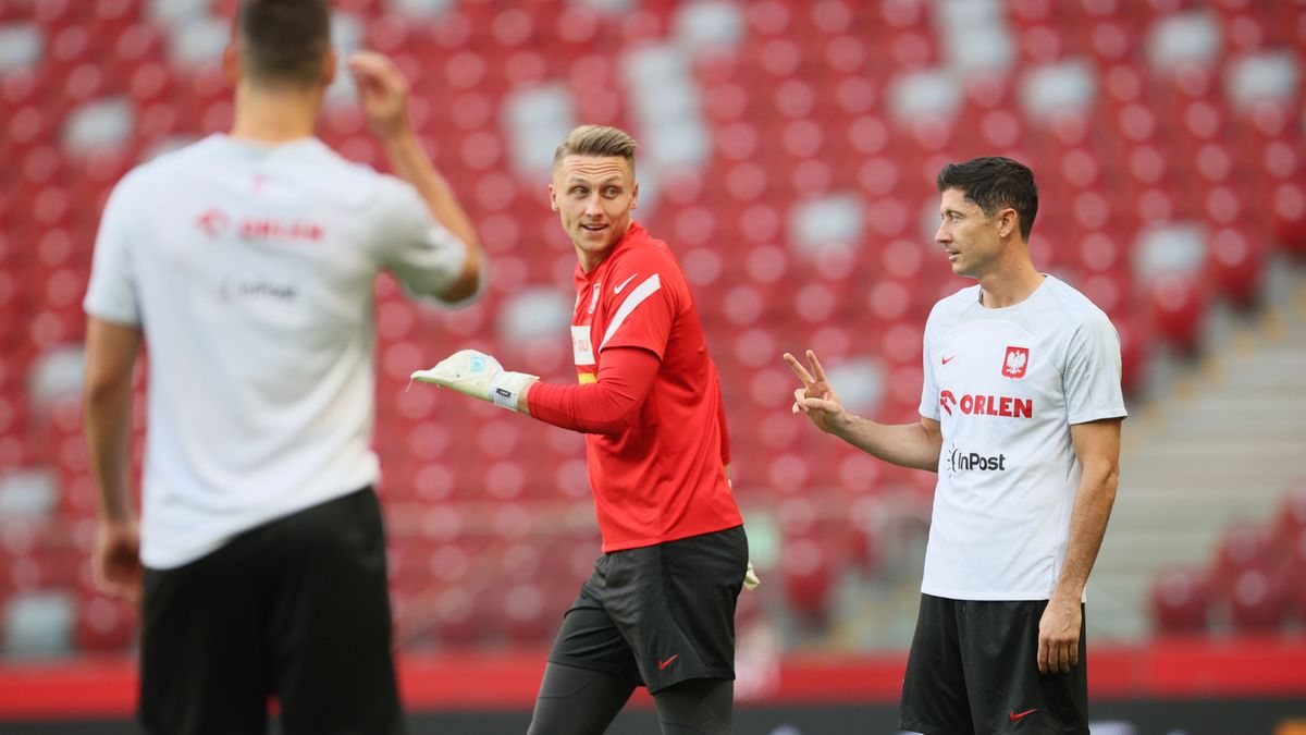 PAP / Leszek Szymański / Na zdjęciu od lewej: Robert Lewandowski i Marcin Bułka