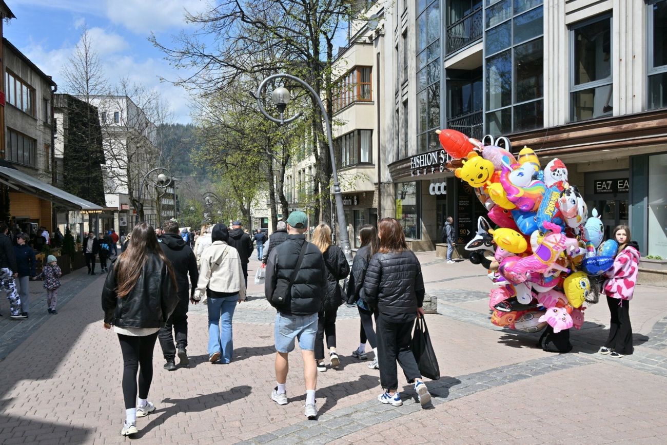 Mężczyzna przebrany za psa strażaka naciąga na zdjęcia