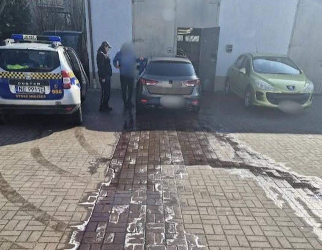 Mył auto poza myjnią. Nie wiedział, że grozi za to mandat nawet do 500 zł