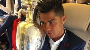 Ronaldo pokazuje, ile znaczy dla niego puchar. Całuje go, tuli. I ten podpis!