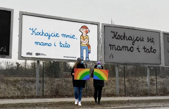 Organizacje LGBT zebrały pół miliona zł na akcję billboardową "Kochajcie mnie mamo i tato"