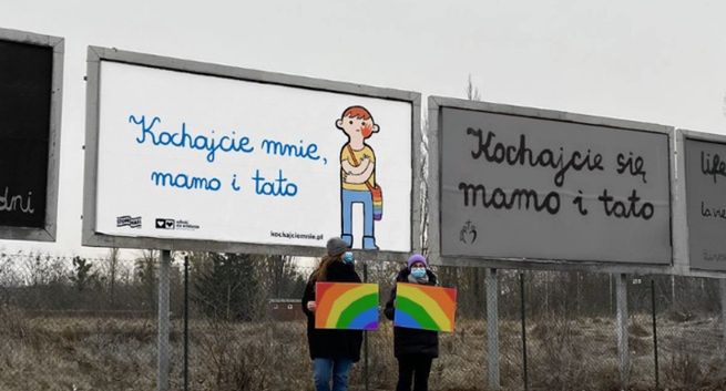 Organizacje LGBT zebrały pół miliona zł na akcję billboardową "Kochajcie mnie mamo i tato"