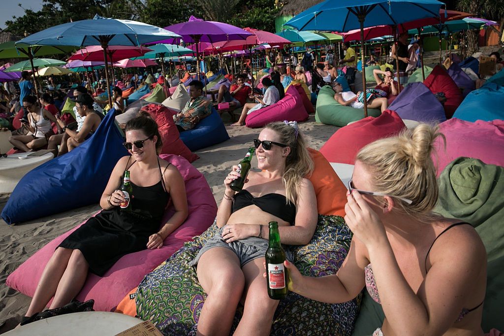 Turystki piją piwo na plaży Double Six  na Bali
