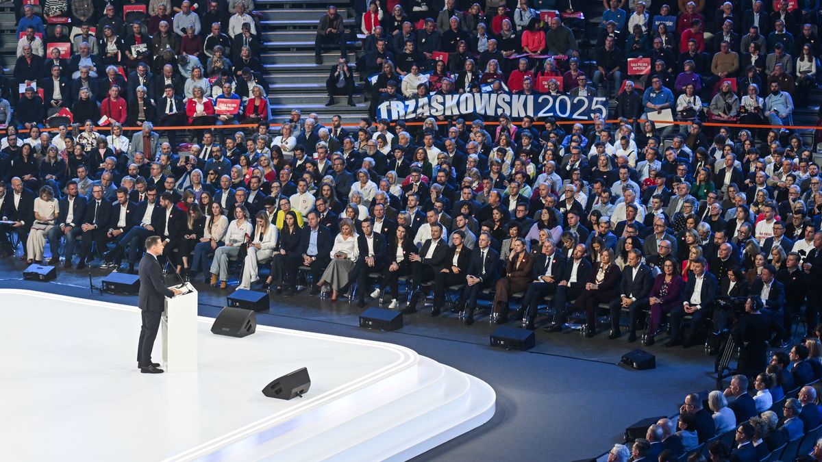 GLIWICE, POLAND - DECEMBER 07: The Mayor of Warsaw and presidential candidate, Rafal Trzaskowski delivers a speech during the Civic Coalition Convention on December 07, 2024 in Gliwice, Poland. Poland's presidential election is to be held in May 2025. (Photo by Omar Marques/Getty Images)