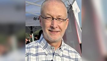 USA. Polityk wysyłał nagie zdjęcia. Miał 53 lata. "Młodzieńczy wybryk"