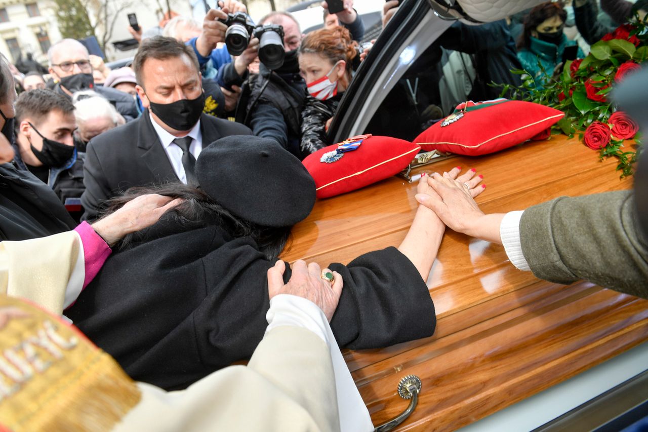 Żona Krzysztofa Krawczyka ucałowała trumnę na zakończenie pogrzebu
