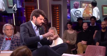Przyszedł omówić akcje aktywistów. Sam przykleił się do stołu