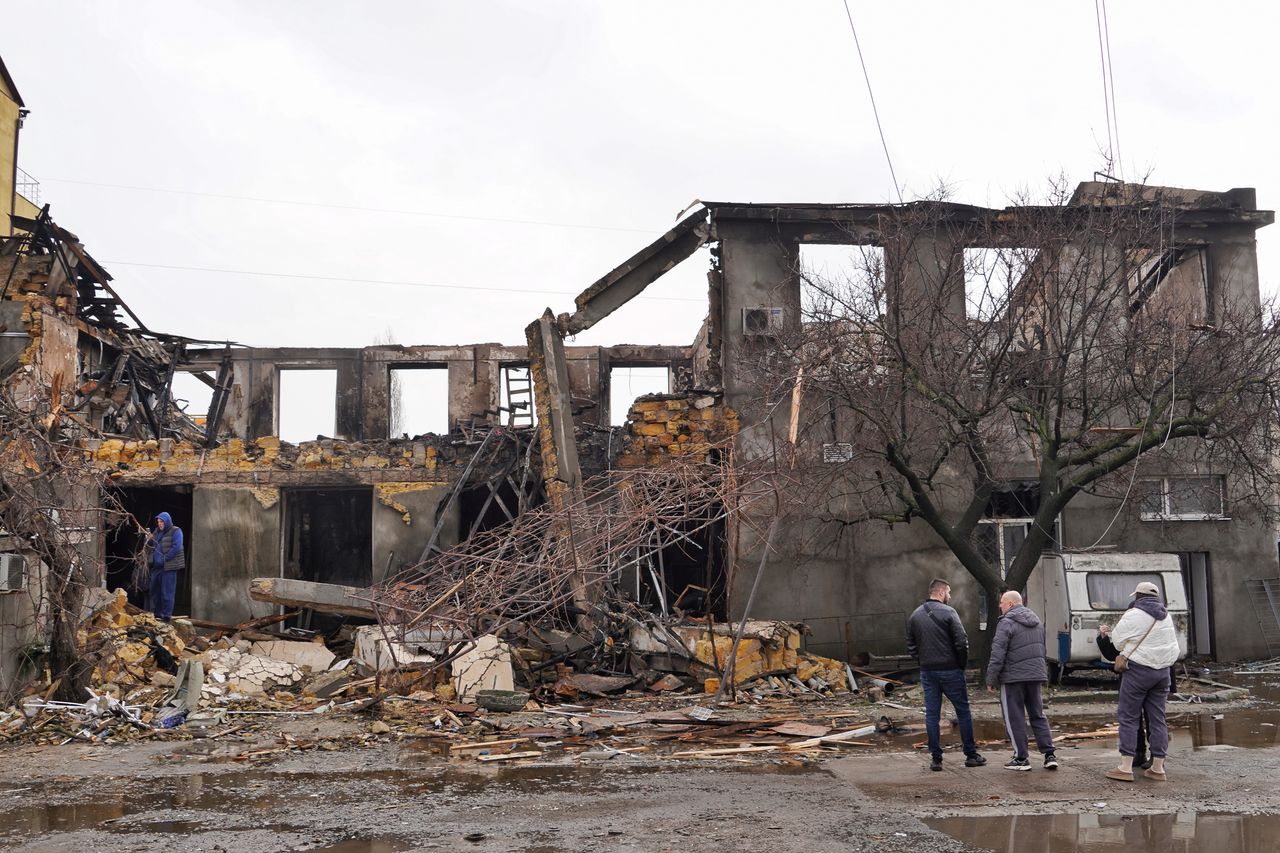 The invasion of Russia into Ukraine continues. People are dying there all the time.