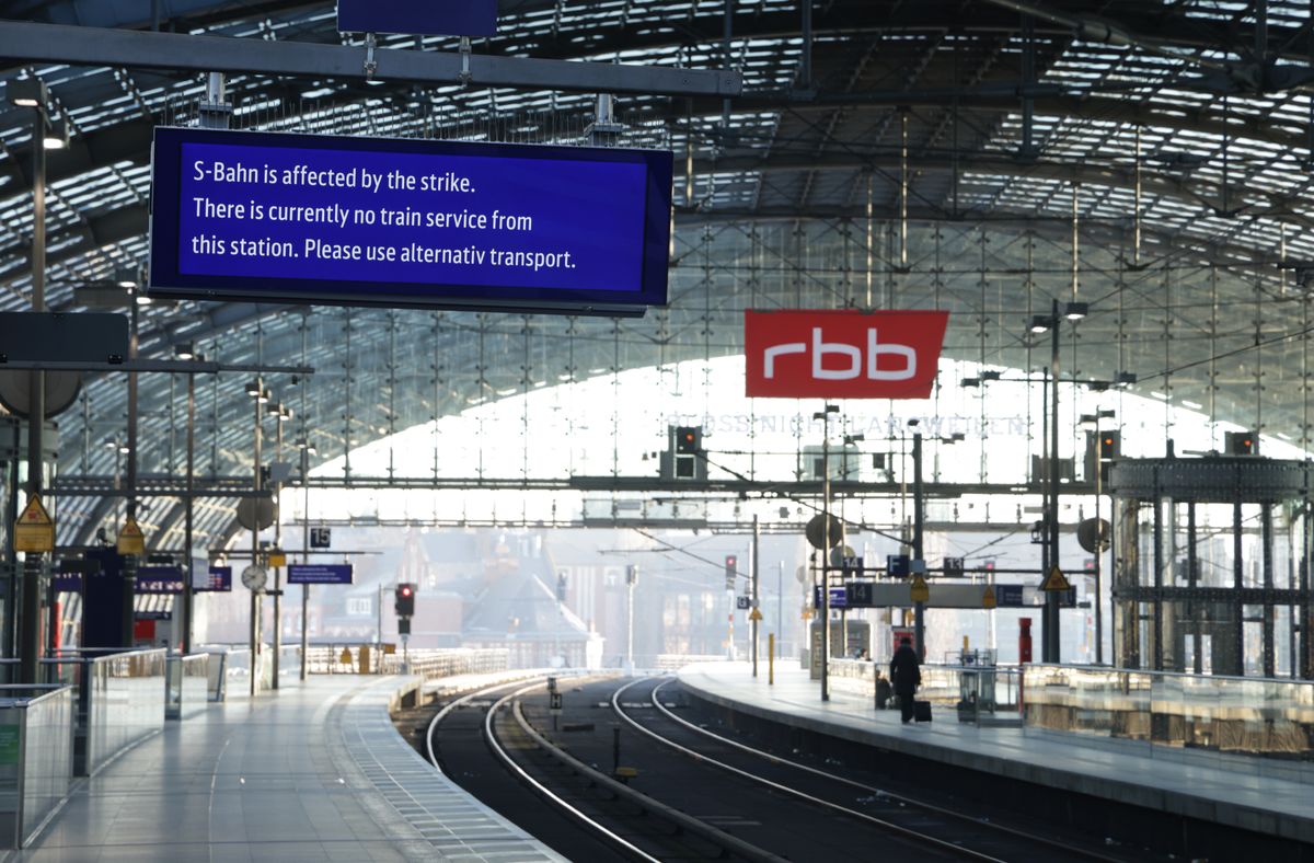 Znak na głównym dworcu kolejowym Hauptbahnhof informuje pasażerów, że pociągi podmiejskie S-Bahn, które są obsługiwane przez Deutsche Bahn, nie kursują.