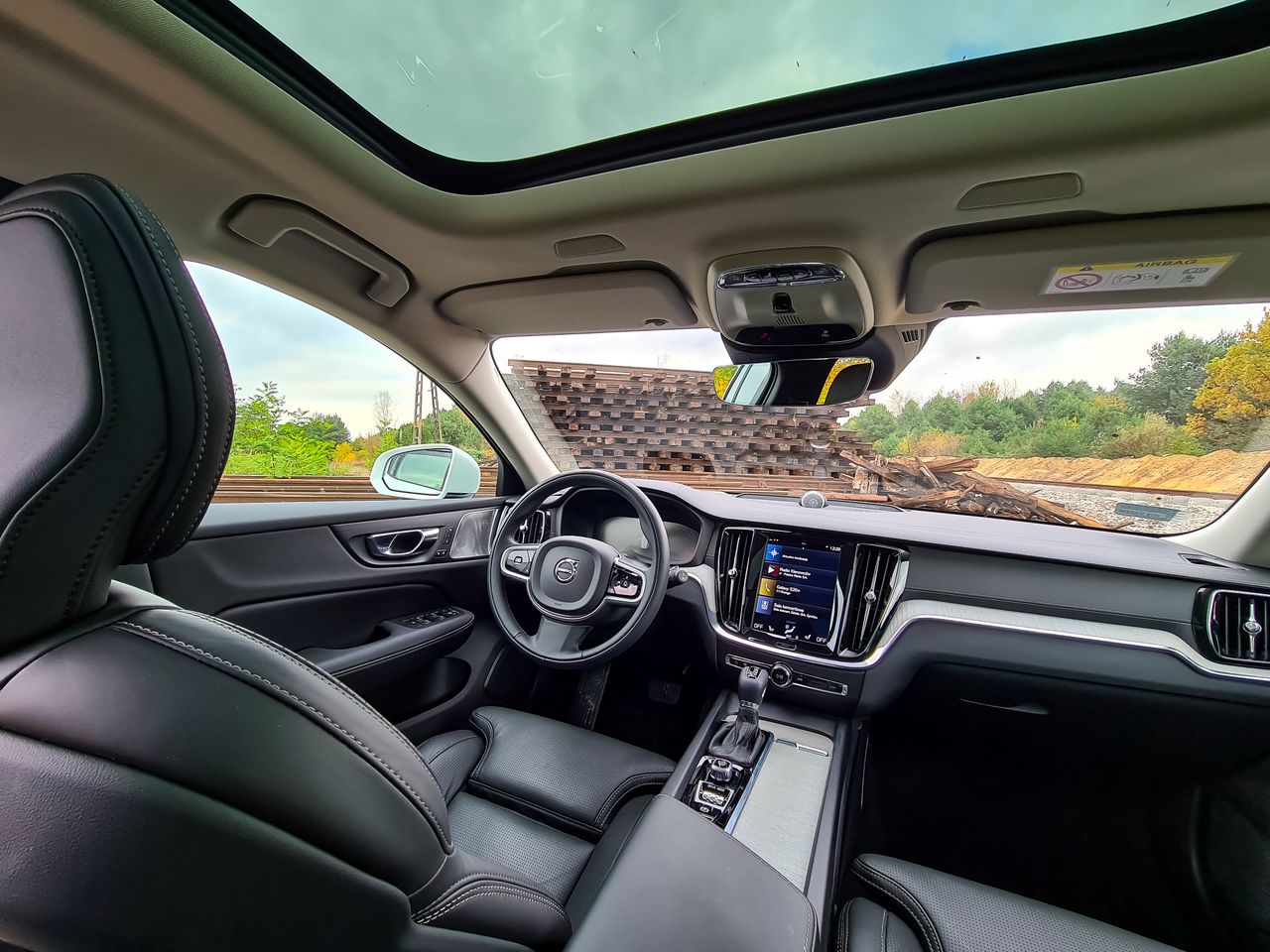Volvo V60 Cross Country: System info-rozrywki, audio Bowers & Wilkins i systemy bezpieczeństwa - Nowoczesne technologie i gadżety są ukryte, aby nie rozpraszać kierowcy podczas jazdy