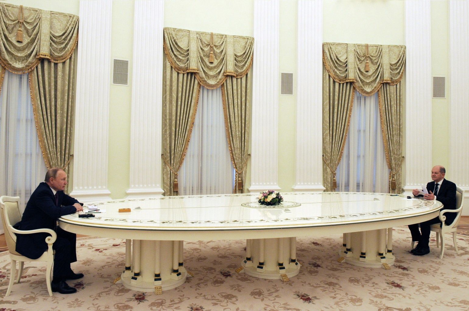 "Rekordowo długi" stół Putina. Tyle może kosztować