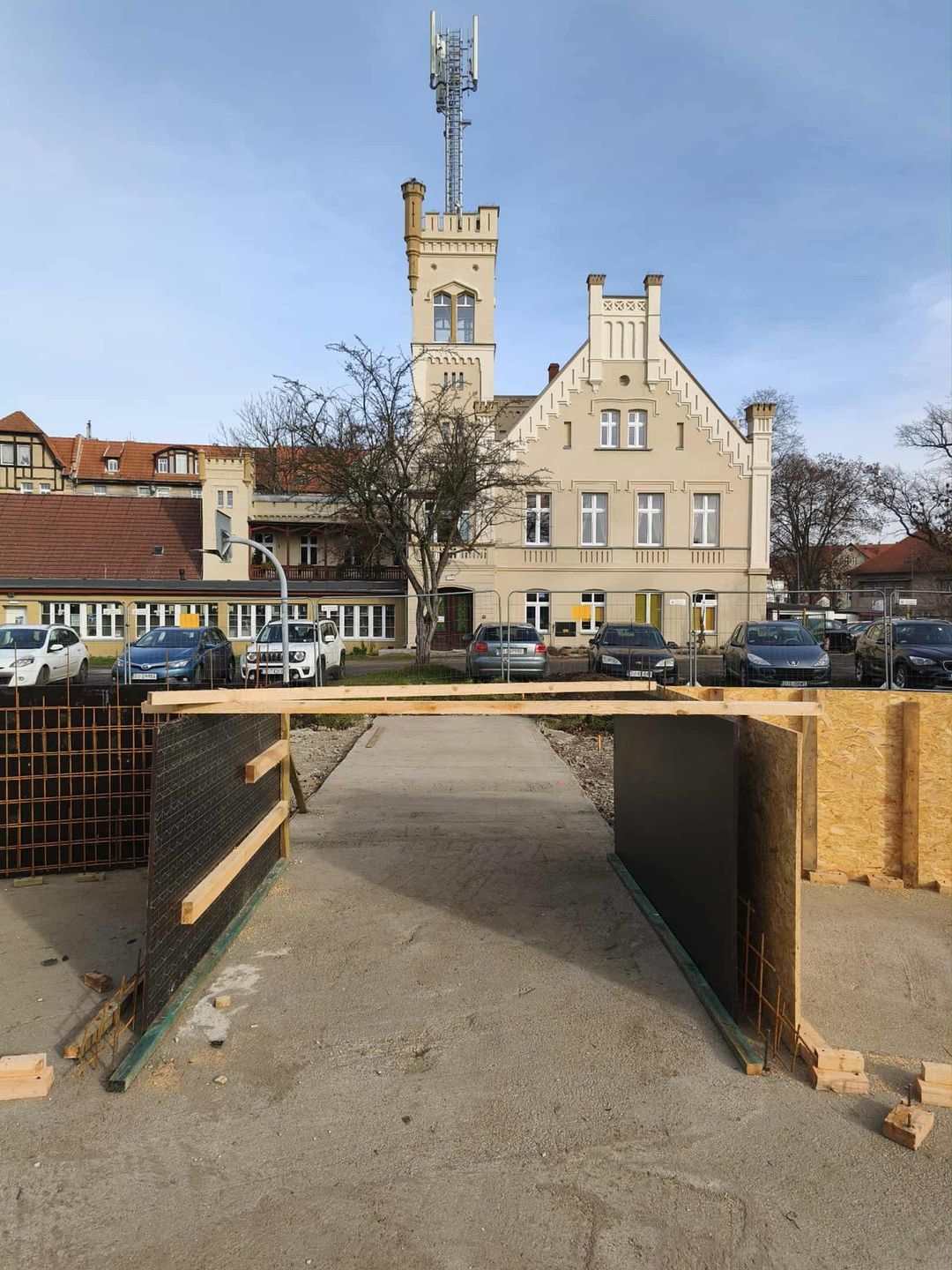 17.11.2025 Budowa strefy aktywnego wypoczynku przy MDK Jelenia Góra