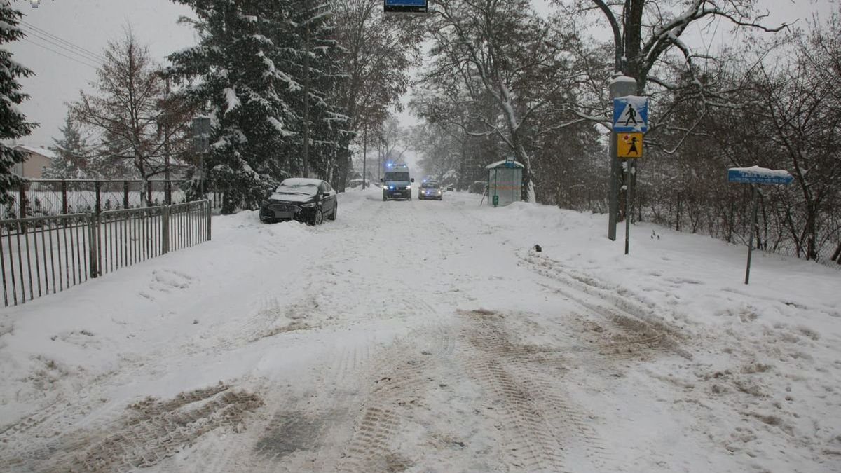 zima śnieg przejście dla pieszych piesi