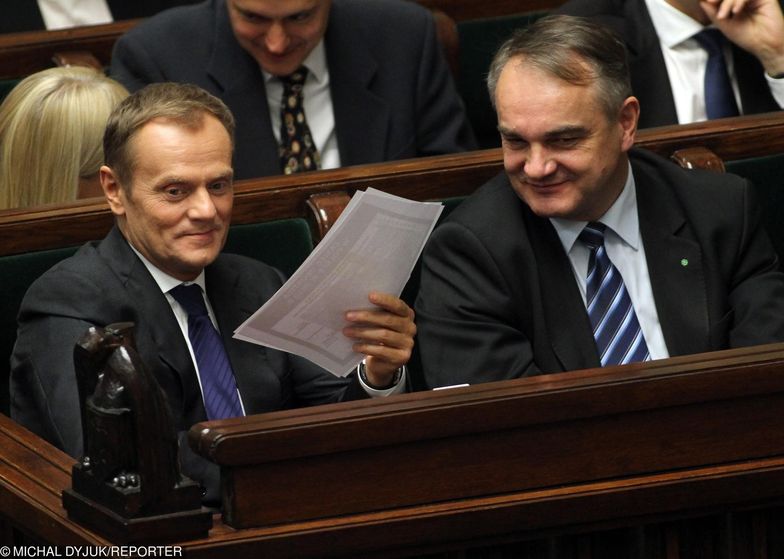 Zdaniem rządu PiS - umowa podpisana przez Waldemara Pawlaka kosztowała Polskę 1 mld zł za dużo