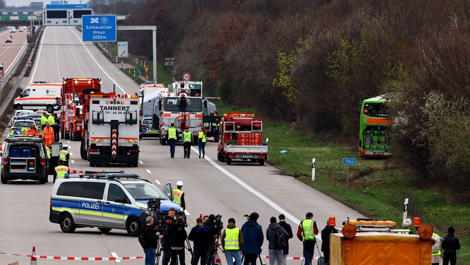 At least five dead after bus accident at highway near Leipzig
epa11247027 Emergency personnel work at the scene of a bus accident on the A9 highway in Schkeuditz, near Leipzig, Germany, 27 March 2024. At least five people died and several others were injured after a bus operated by FlixBus came off the highway and overturned. According to the company, the circumstances of the accident are not yet known. The bus had left Berlin for Switzerland with two drivers and 53 passengers.  EPA/FILIP SINGER 
Dostawca: PAP/EPA.
FILIP SINGER