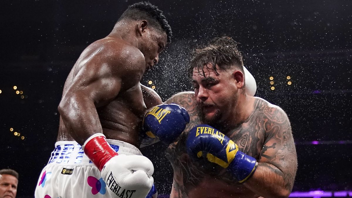 PAP/EPA / CAROLINE BREHMAN / Na zdjęciu: Luis Ortiz (z lewej) i Andy Ruiz