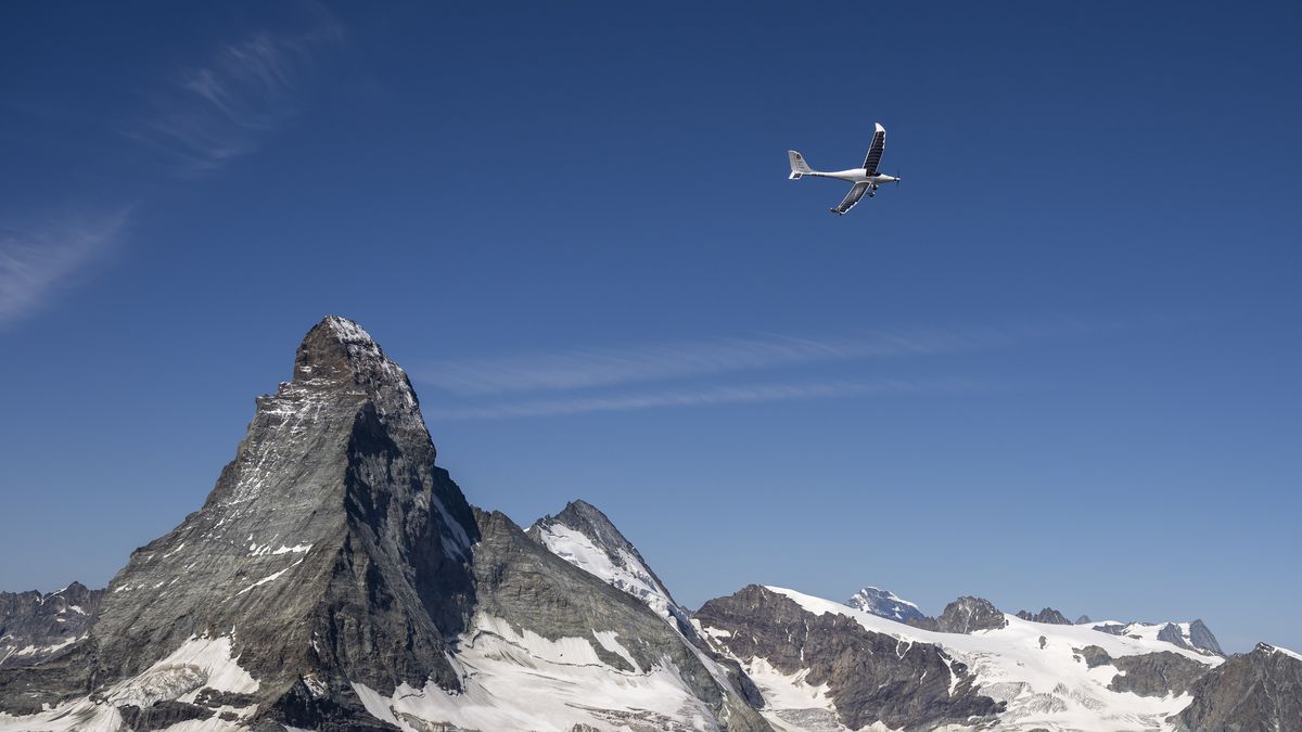SolarStratos, a solar powered aircraft prototype, flown by Swiss adventurer Raphael Domjan flies by the iconic Matterhorn mountain during a scouting and test flight near the alpine village of Zermatt, Switzerland, 18 July 2025. The team will try to reach an altitude of 10,000m, a world premiere, before reaching for their ultimate goal: the stratosphere. EPA/MARTIAL TREZZINI Dostawca: PAP/EPA.